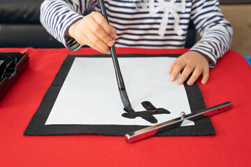 習字をする子供