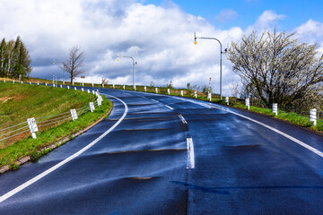 Fototapeta premium 北海道美瑛、雨上がりの道・5月、日本