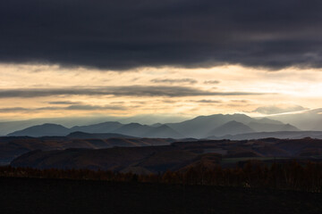 北海道美瑛、雲間から差し込む朝の光・日本