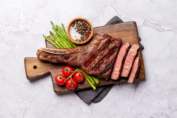 Foto auf Alu-Dibond Medium rare grilled Tomahawk beef steak with asparagus © karandaev