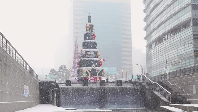 눈 내리는 서울 청계천 모습