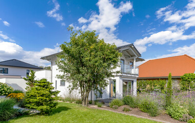 modernes Einfamilienhaus mit Garten in Wohnsiedlung
