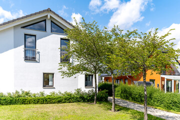 modernes Einfamilienhaus mit Garten in Wohnsiedlung - 556409798