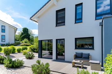 modernes Einfamilienhaus mit Garten in Wohnsiedlung - 556409910