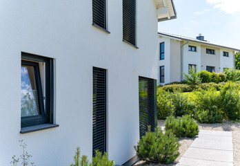 modernes Einfamilienhaus mit Garten in Wohnsiedlung - 556409934