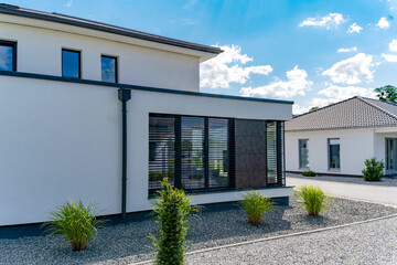 modernes Einfamilienhaus mit Garten in Wohnsiedlung - 556410146
