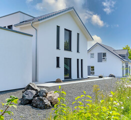 Modernes Einfamilienhaus in Wohnsiedlung - 556410304