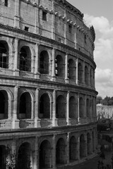 Obraz premium Stone walls of the ancient Colosseum in Rome