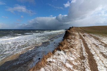 Orkan an der Ostsee Steilküsteim Winter.