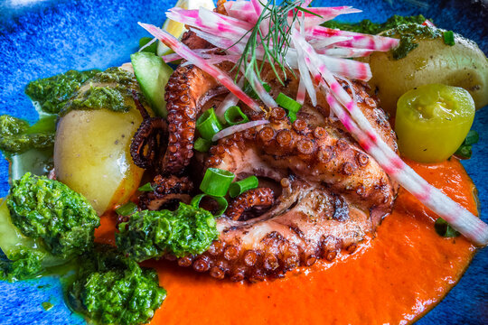 Zourite marin&eacute; et grill&eacute;, pur&eacute;e de poivrons rouges et pommes grenailles aux herbes
