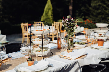 Gedeckte Hochzeitstafel im freien