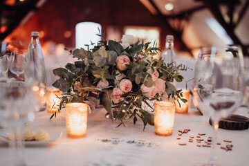 Blumen auf Hochzeitstisch