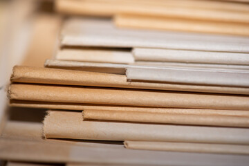 Gros plan sur une pile de vieux journaux. Le bord de certains exemplaires est jauni, la netteté est réalisée sur une petite zone pour voir la texture du papier