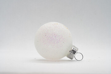 weiße Christbaumkugel mit Glitzer für den Weihnachtsbaum mit weißen Hintergrund