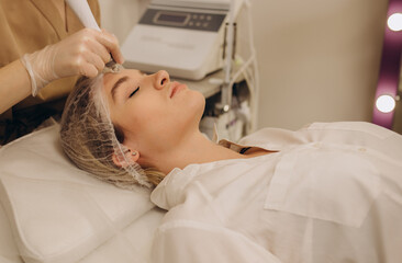Obraz na płótnie Canvas Woman get facial hydro microderm abrasion peeling treatment therapy. Cosmetic beauty Spa salon. Hydra Vacuum Cleaner