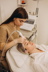Fototapeta premium Face Skin Care. Close-up Of Woman Getting Facial Hydro Microdermabrasion Peeling Treatment At Cosmetic Beauty Spa Clinic. Hydra Vacuum Cleaner. Exfoliation, Rejuvenation And Hydratation. Cosmetology.