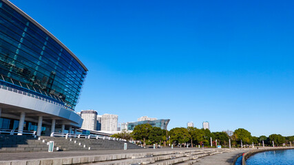 Fototapeta premium 晴れ渡った海辺の臨港パーク（横浜みなとみらい）