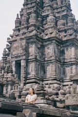 Fototapeta premium model posing at prambanan temple, yogyakarta, indonesia