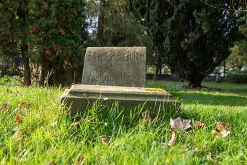 alter Grabstein vom Sockel gefallen auf einem Friedhof in Osnabrück