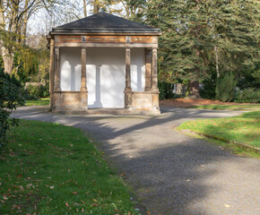 Wetterschutzhaus auf einer Wegkreuzung auf einem Friedhof in Osnabrück