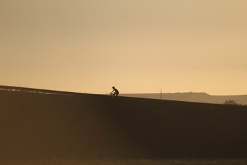 Ciclista al anochecer, desierto, 300mm