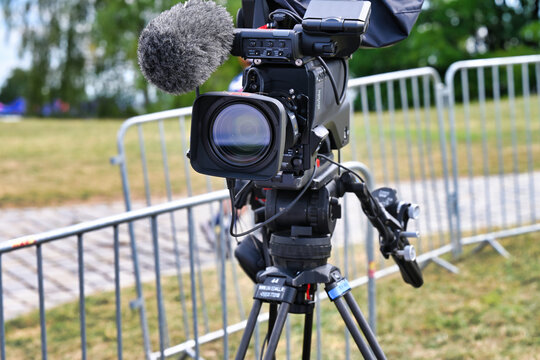 video camera on a tripod , playback, objective, tripod, optic, technology, telephoto lens, news, hd, system, transmitter, accumulator, set, interview, shooting