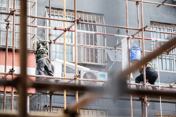 A close-up of the workers' labor image in the renovation of buildings