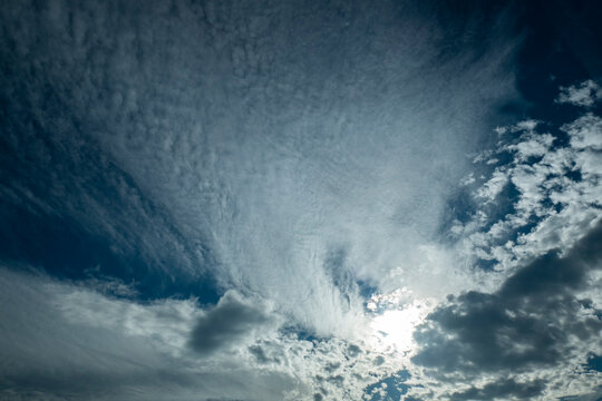 Céu nublado dramático ao entardecer com o sol a meio um pouco escondido
