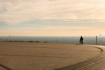 Fahrradfahrer auf dem Plateau des Landschaftspark Hoheward bei Herten und der Zeche Ewald im Ruhrgebiet