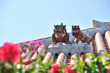 沖縄県竹富島　シーサーと赤瓦の屋根