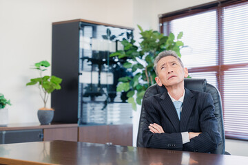 業績不振に頭を抱える経営者の男性