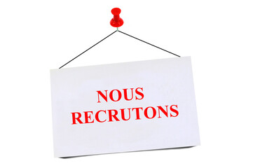 Nous recrutons &eacute;crit sur une carte punais&eacute;e sur fond blanc