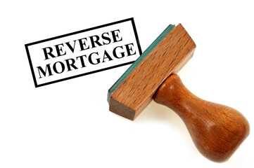 Reverse mortgage écrit avec un tampon encreur sur fond blanc