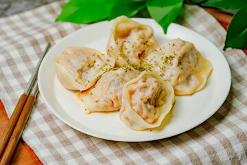 kimchimandu, Korean Kimchi dumpling : Kimchi dumplings are stuffed with a filling of chopped kimchi, bean curd, and vegetables. They are the most popular type of dumpling among Koreans.