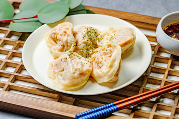 kimchimandu, Korean Kimchi dumpling : Kimchi dumplings are stuffed with a filling of chopped kimchi, bean curd, and vegetables. They are the most popular type of dumpling among Koreans.