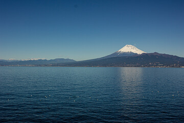 Fototapeta premium 海越しの冬の富士山