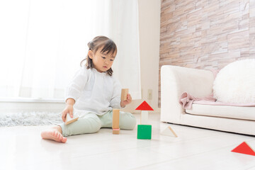 Naklejka premium おもちゃで遊ぶ幼児