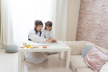 Obraz premium お絵描きをする子供