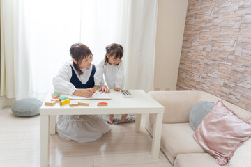 お絵描きをする子供