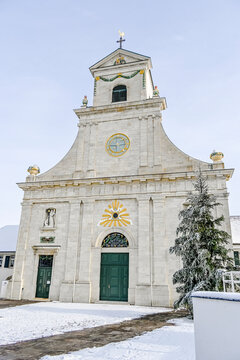 Mariastein, Kloster, Kloster Mariastein, Wallfahrt, Klosterkirche, Dorf, Kirchplatz, Wanderweg, Winter, Winterlandschaft, Wintersonne, Solothurn, Schweiz