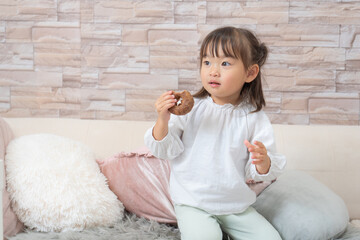 お菓子を食べる子供