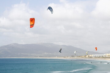 Kite surfeurs dans la baie de Tarifa, ville située dans l'extrême sud de l'Andalousie en espagne