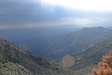 Obraz premium beautiful landscape with clouds in uttrakhand, india