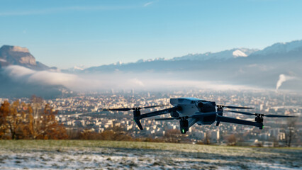 Fototapeta Drone sur les hauteurs des montagnes obraz