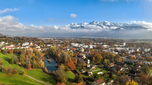 Vue a&eacute;rienne de la ville de Meylan sous fond de Belledonne