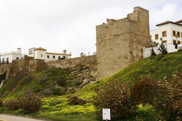 Obraz premium Les fortifications de Tarifa, la ville la plus au sud de l'Europe, située dans la province de Cadix, dans la région d'Andalousie en Espagne