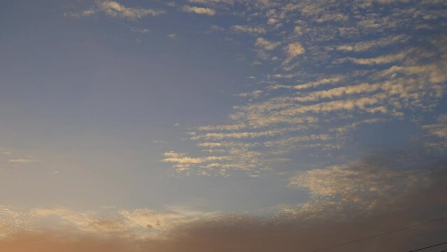 定点でインターバル撮影した空と雲のタイムラプス