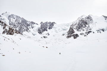 Obraz premium Hiker walking at beautiful mountain landscape
