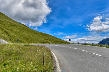 Fototapeta premium Großglockner Hochalpenstraße, Kehre, Kurve, eng, Kehrennummer, Nummer, Höhenangabe, Meereshöhe, Bergstraße, Großglockner, Glocknerstraße, Asphalt, Straße, Verkehr, Ausflugsverkehr, Tourismus, Fremdenv