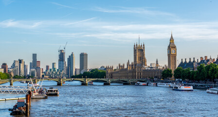Obraz premium Day time view of the London Thames River With Big Bend in the Background on a Sunny day